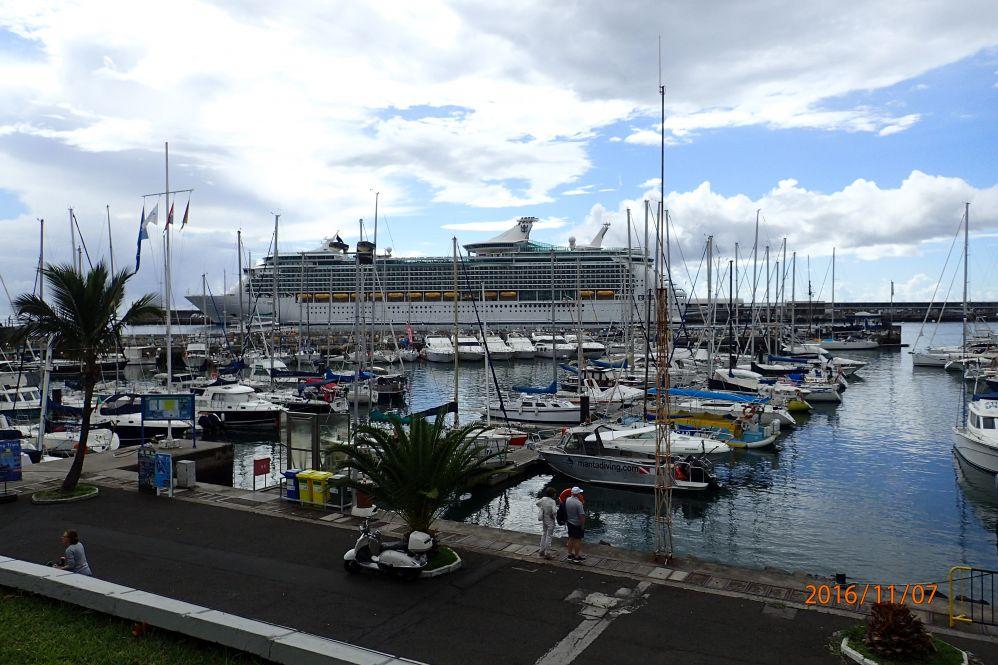 Marina Funchal mit Kreuzfahrer